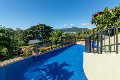 Paradise Penthouse At Waves - Airlie Beach - St Kilda Accommodation 0
