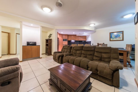 Paradise Penthouse At Waves - Airlie Beach - St Kilda Accommodation 7