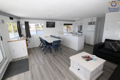 Coomera Houseboats - St Kilda Accommodation 8