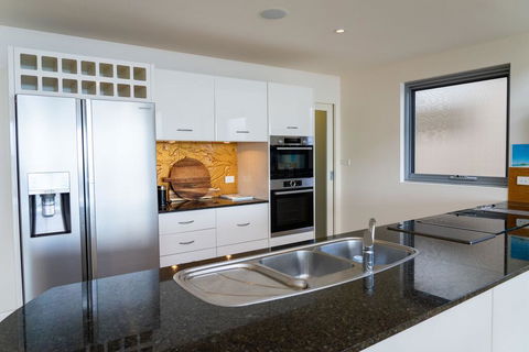 Whale View - Grand Luxurious Beachfront Home - St Kilda Accommodation 3