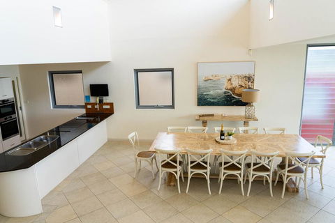 Whale View - Grand Luxurious Beachfront Home - St Kilda Accommodation 2