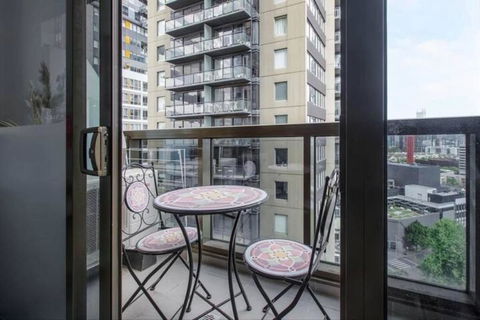 \'Rose-Tinted Charm\' Experience Resort-style Living - St Kilda Accommodation 4