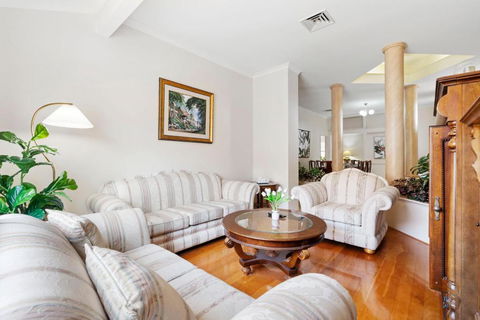 8 Flecker - Winthrop Mansion - St Kilda Accommodation 0