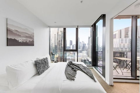 A Cozy 2BR Apt With Yarra Views FREE Parking - St Kilda Accommodation 0
