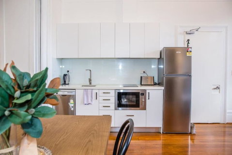 A Designer Apartment With Classic Heritage Details - St Kilda Accommodation 4