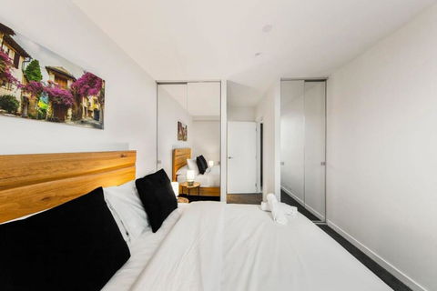 A Lux 2BR Apt With Panoramic Views, FREE Parking - St Kilda Accommodation 1