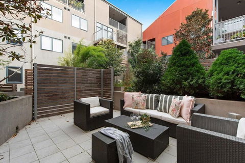 A Spacious 2BR Apt With A Courtyard & FREE Parking - St Kilda Accommodation 2