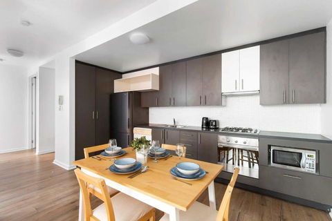A Spacious 2BR Apt With A Courtyard & FREE Parking - St Kilda Accommodation 3