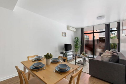 A Spacious 2BR Apt With A Courtyard & FREE Parking - St Kilda Accommodation 4