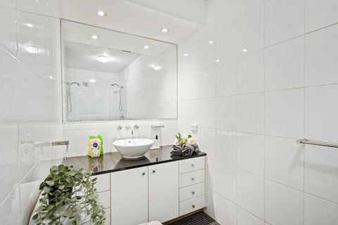 A Stylish Studio For 6 Next To Darling Harbour - St Kilda Accommodation 2