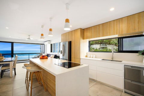 Absolute Beach Front Renovated 3 Bdrm 2 Bath App - St Kilda Accommodation 2