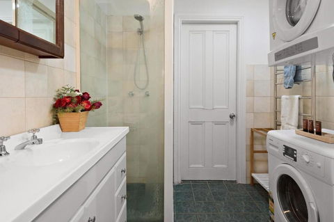 Absolute Beachfront 2BR Pet-Friendly Terrace - The Coachhouse - St Kilda Accommodation 2