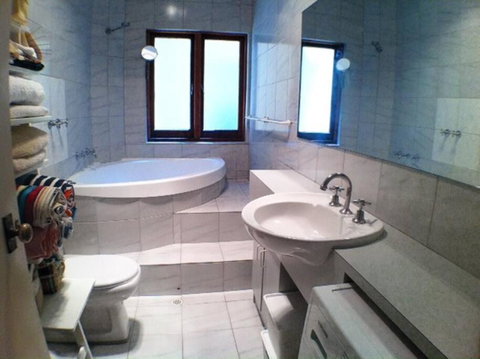 Absolute Beachfront Apartment, Amazing Sunsets - St Kilda Accommodation 4