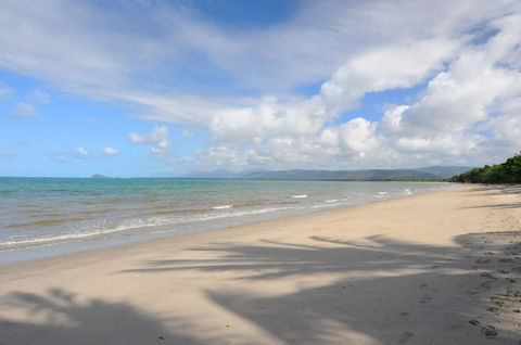 ABSOLUTE BEACHFRONT BLISS - NEWELL BEACH - 10 Metres To The Ocean - St Kilda Accommodation 4