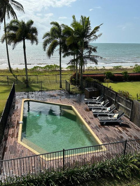 ABSOLUTE BEACHFRONT BLISS - NEWELL BEACH - 10 Metres To The Ocean - St Kilda Accommodation 0