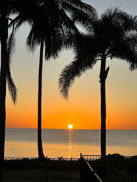 ABSOLUTE BEACHFRONT BLISS - NEWELL BEACH - 10 Metres To The Ocean - St Kilda Accommodation 2