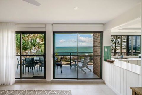 Absolute Beachfront Bliss On Kings Beach - St Kilda Accommodation 4