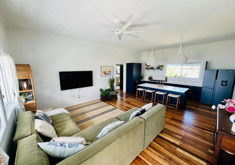Absolute Beachfront Bowen Beach House-family Time - St Kilda Accommodation 3
