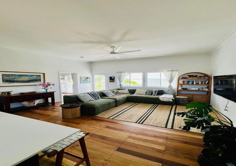 Absolute Beachfront Bowen Beach House-family Time - St Kilda Accommodation 4