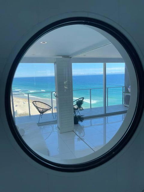 Absolute Beachfront Central Surfers Paradise - St Kilda Accommodation 1
