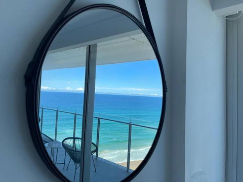 Absolute Beachfront Central Surfers Paradise - St Kilda Accommodation 3