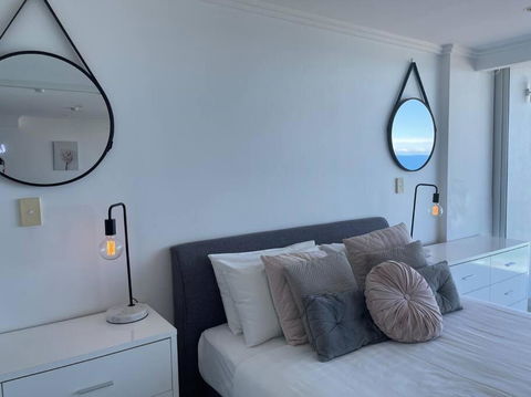 Absolute Beachfront Central Surfers Paradise - St Kilda Accommodation 4