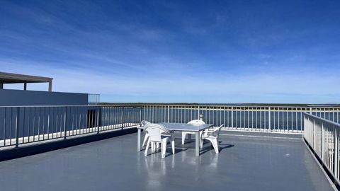 Absolute Waterfront With Rooftop! - St Kilda Accommodation 1