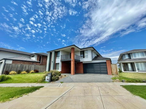 Absolutely Stunning - Bayside Point Cook 5BR Home - St Kilda Accommodation 0