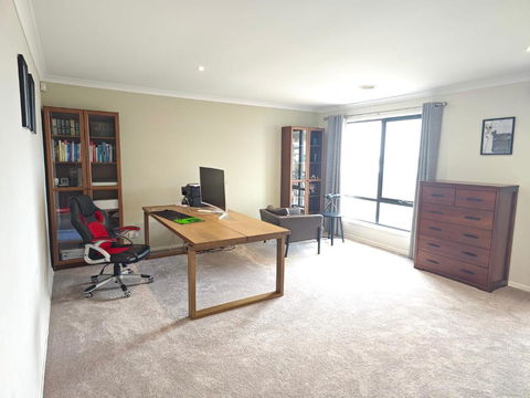 Absolutely Stunning - Bayside Point Cook 5BR Home - St Kilda Accommodation 4