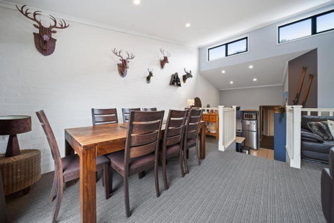 Acacia 2 - Modern 3BR Townhouse L Bath L WiFi L BBQ L Foxtel - St Kilda Accommodation 4