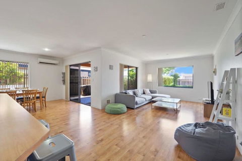 Across The Way, Golf And Beach Heaven - St Kilda Accommodation 2