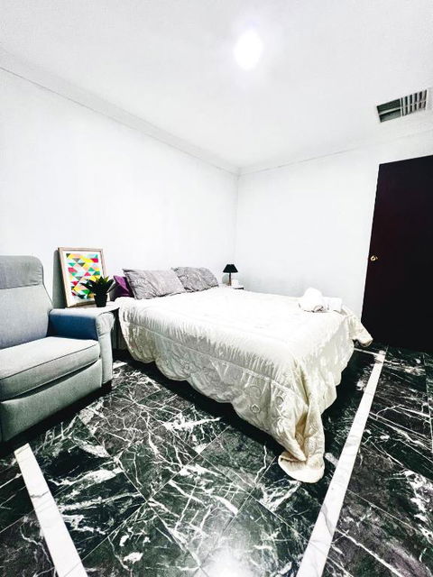 Affordable Beautiful Queen Bedroom Near City Swan River Fremantle University - St Kilda Accommodation 1