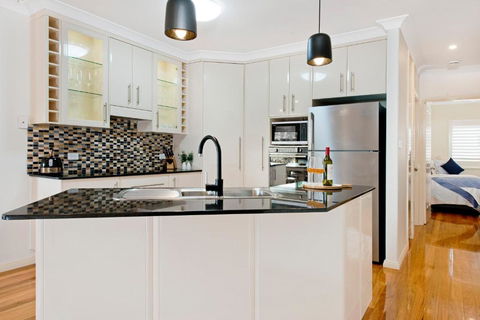 Adrift At Dolphin Cove Apt 5 - Riverfront Modern - St Kilda Accommodation 3