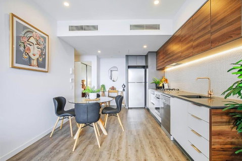 Above Brisbane King Suite With Rooftop Pool Deck - St Kilda Accommodation 2