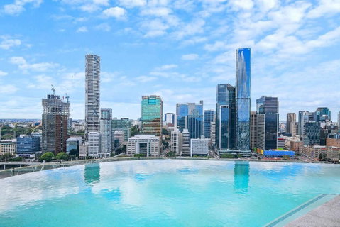 Above Brisbane King Suite With Rooftop Pool Deck - St Kilda Accommodation 3