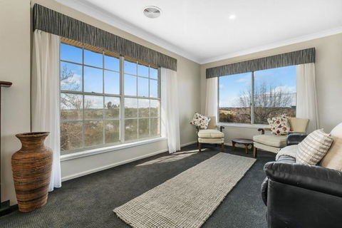 A House With A View, Molong. NSW - St Kilda Accommodation 4
