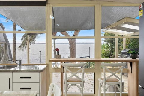 Absolute Waterfront Hidden Gem Toukley - St Kilda Accommodation 3