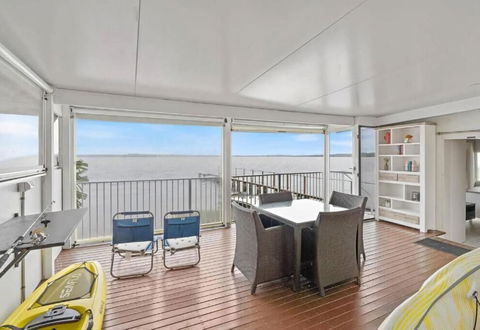 Absolute Waterfront Hidden Gem Toukley - St Kilda Accommodation 1