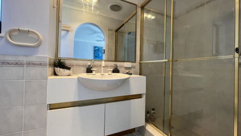 A Minutes Walk To The Beach! - St Kilda Accommodation 2