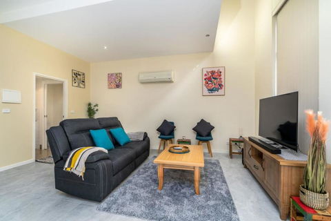 Absolutely Spacious APT Unit Between ANU And City - St Kilda Accommodation 1