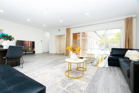 Adelaide Escape And Business-3Bath Full Kitchen Fast Wifi 3TV-for Large Families And Group - St Kilda Accommodation 0