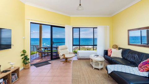 Absolute Oceanfront Portovenere - St Kilda Accommodation 1