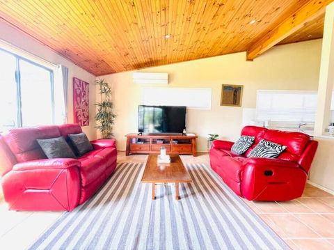 Aircabin - Tuggerawong - Lake Front - 3 Beds House - St Kilda Accommodation 2