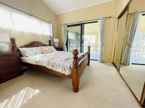 Aircabin - Tuggerawong - Lake Front - 3 Beds House - St Kilda Accommodation 3