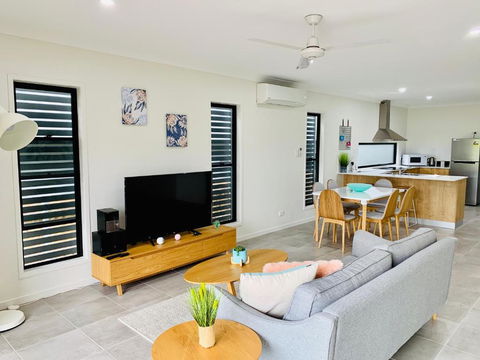 AIRLIE BEACH Delight. Hop, Skip Jump To Everything - St Kilda Accommodation 0