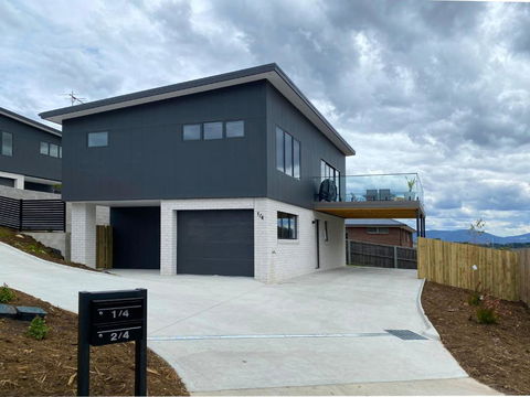 Albatross Rise - Modern Family Home - St Kilda Accommodation 2