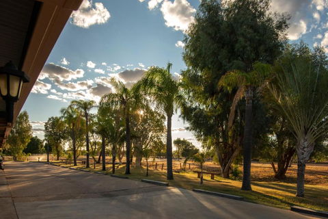 Albert Park Motor Inn-KING BEDS-POOL-SHADED PARKING - St Kilda Accommodation 2
