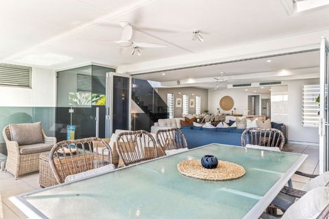Alex Beach House, 100 Steps To The Sand, With Ocean Views - St Kilda Accommodation 2