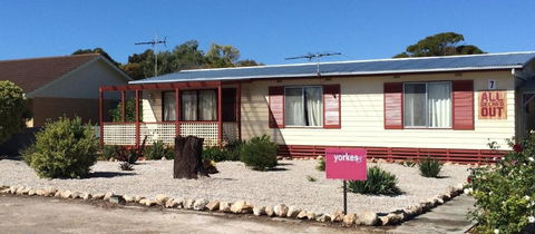 All Decked Out In Edithburgh - St Kilda Accommodation 0