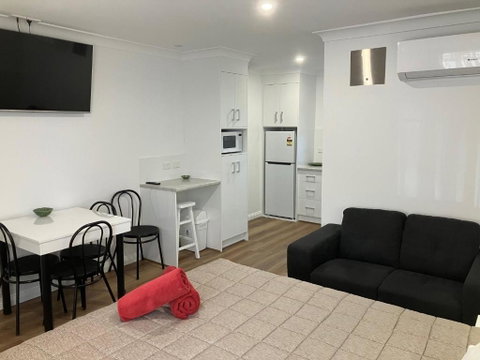 Almond Inn Motel - St Kilda Accommodation 0